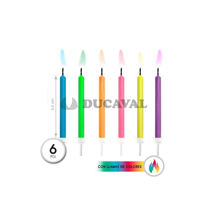 Vela multicolor con llamas