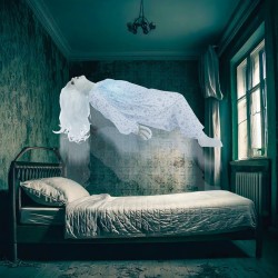 Muerta levitando luz, sonido y movimiento 70cm | Ducaval | Envías 24/
